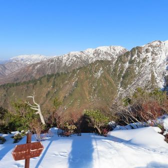 矢場ノ頭より、巻機山～武能岳　

手前の尾根の下に、上越線の土樽～土合間の清水・新清水トンネルがあるようです🚃