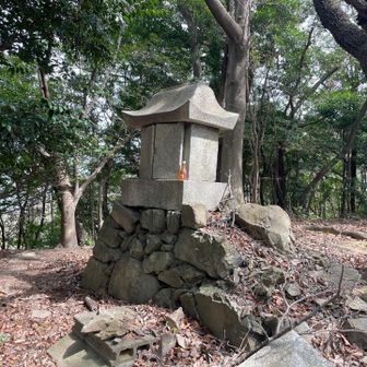 【畑山】154m

ピークにあった祠
“明治28年”に建立されたようだ