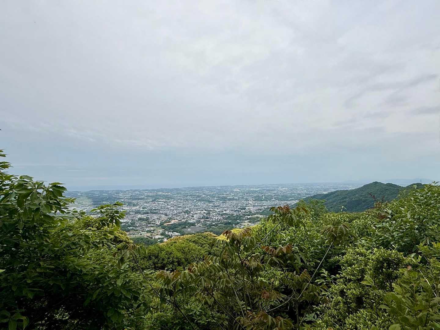 😆抜けると良い眺望が！
奥の方は海かな？
