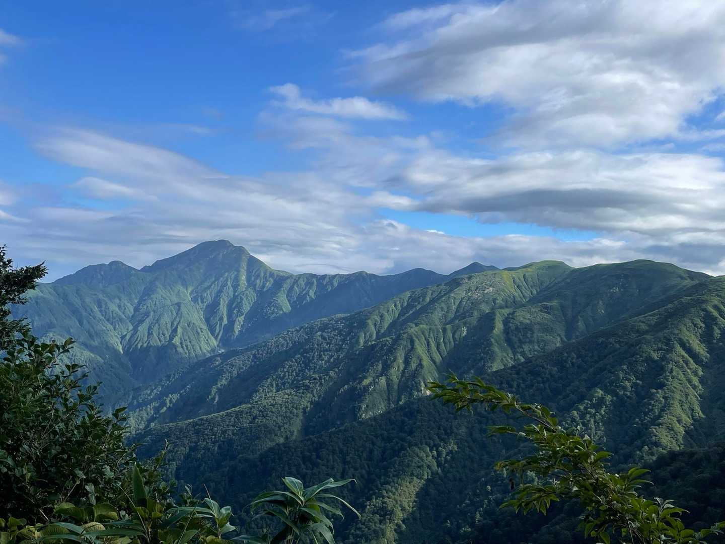 中ノ岳から丹後山へ続く稜線が美しい😍