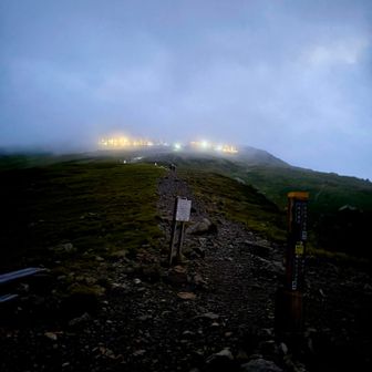御来光🌄見るためtaskさんと04:50山荘待ち合わせだが強風とガスでほぼ無理な感じ