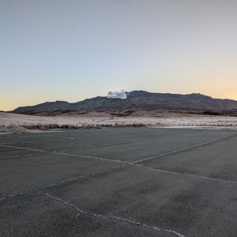 駐車場から噴気が見える。