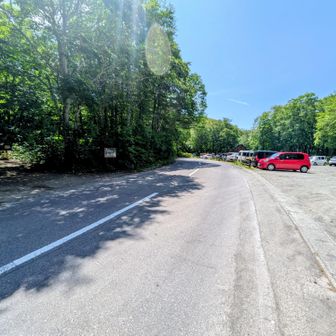 平日だってーのに、すごい車💦
皆さん、こちらに車停めて雄国沼にニッコウキスゲ見に行ってる？