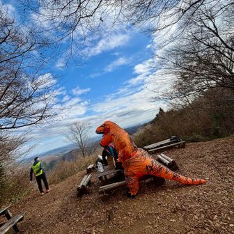 鐘カンカン鳴らして「ナイスラン」パチパチ👏の
スタッフゥ〜が数人。恐竜いた🦖