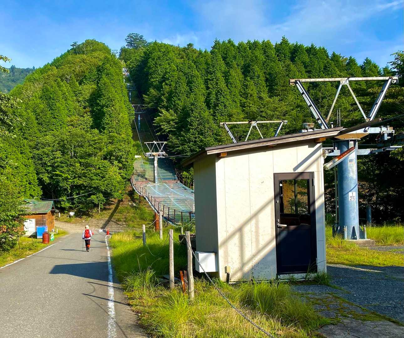 登山口は、突き当たりを左へ。