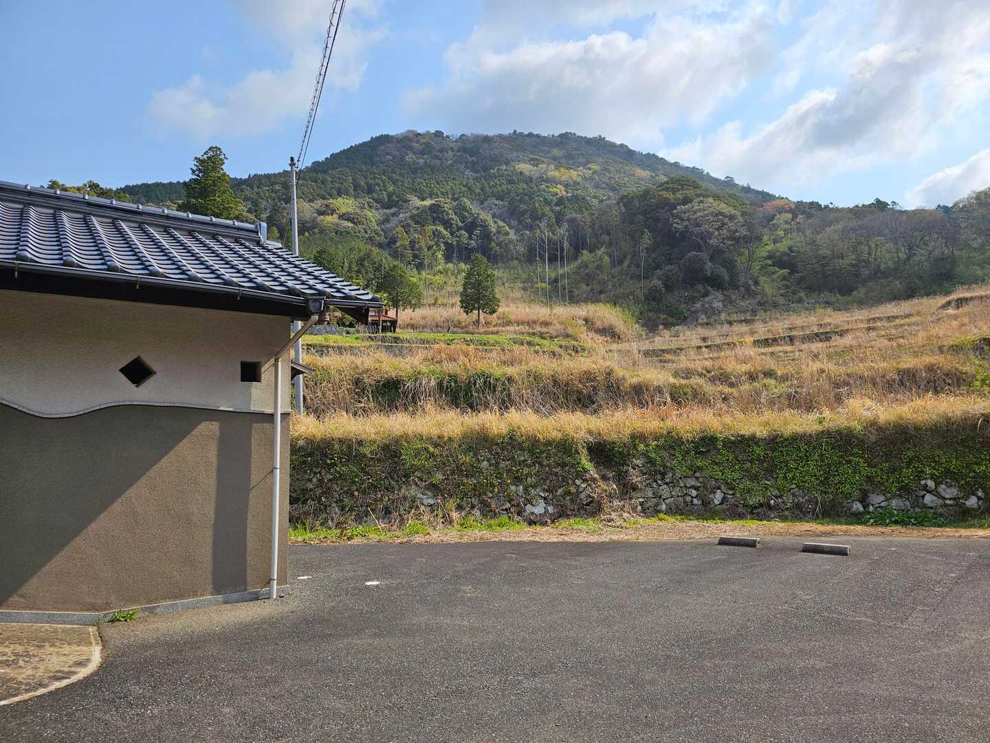 駐車場。トイレあり。荒滝山まで40分と看板あり