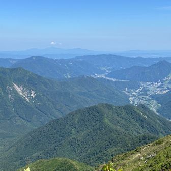 万太郎山頂を満喫。さぁ戻りましょうか。