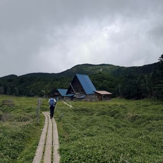 縞枯山荘が見えてきた
めっちゃ雰囲気いいんだけど、空がなぁ…🥹