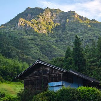 見上げるとこれから登る男体山。