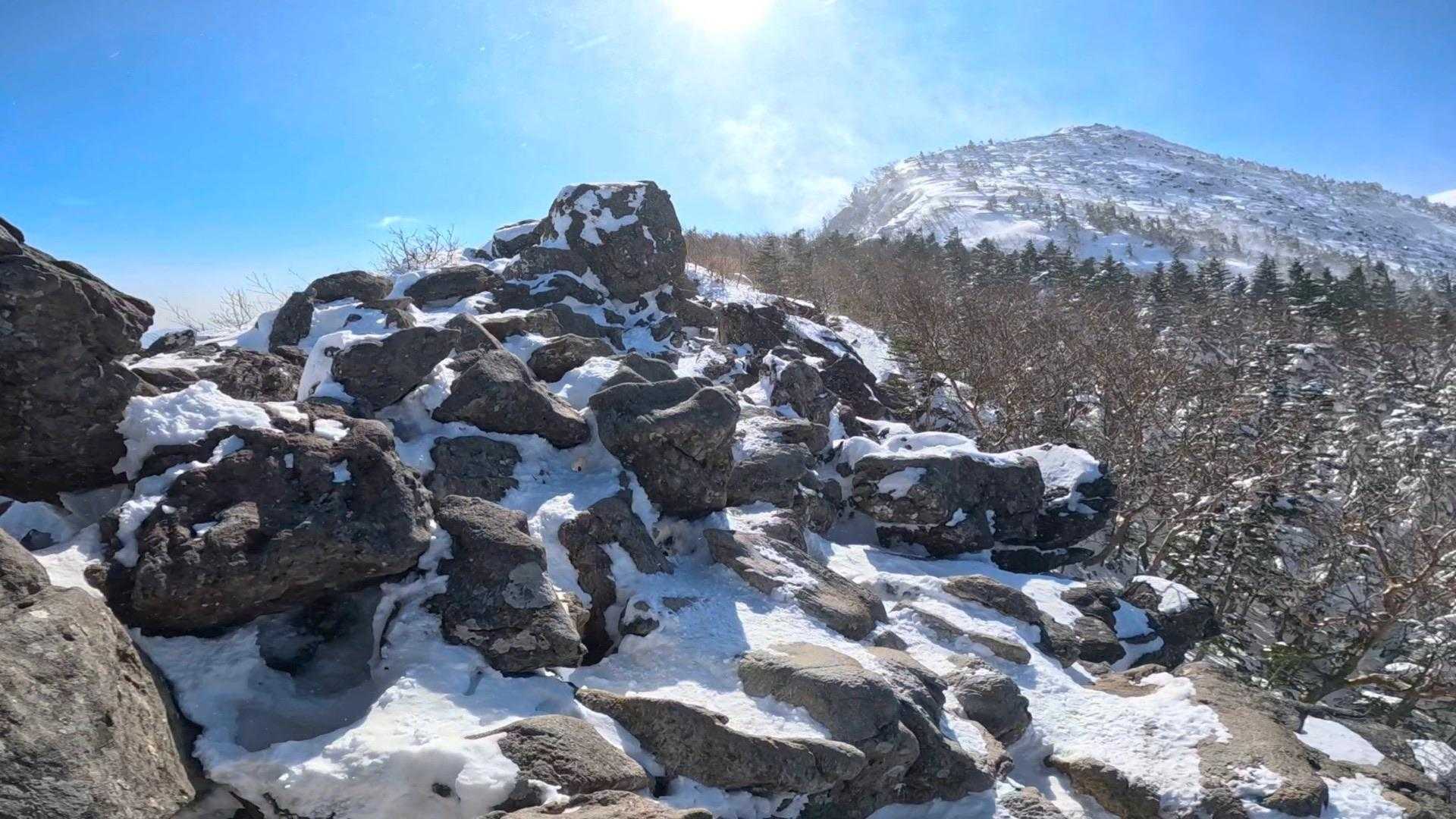 岩場。アイゼンは歩きづらい