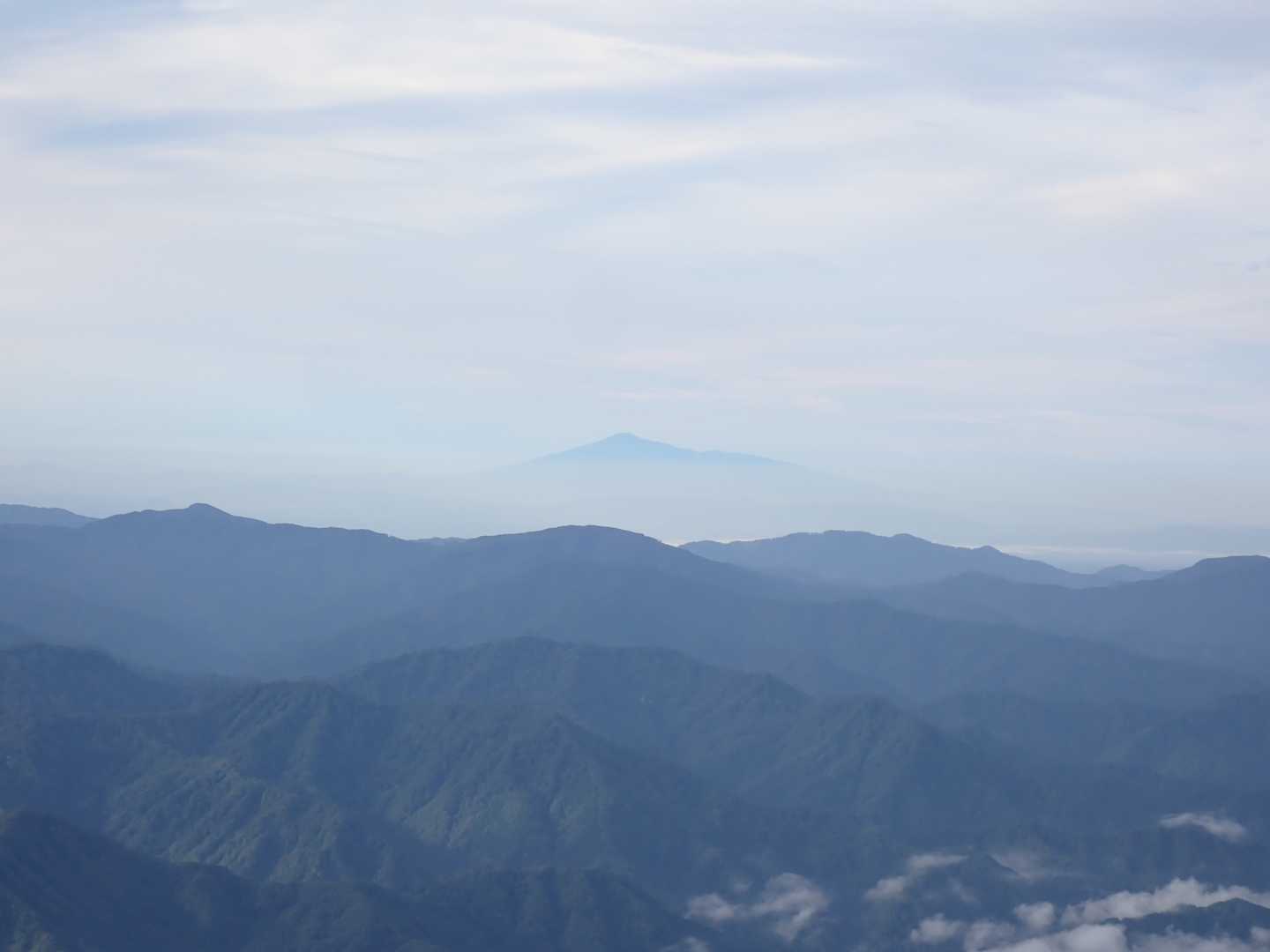 南側には鳥海山。