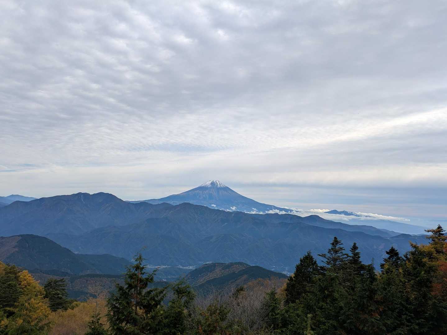 少しだけ雪化粧の富士
