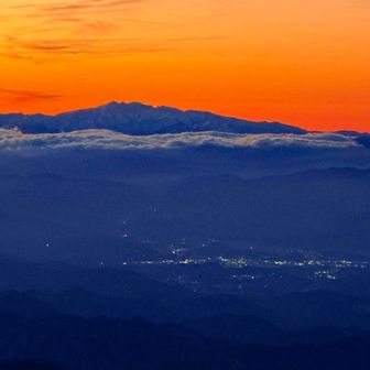 夕闇に煌めく白山と高山市の夜景