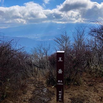 この標識のむこうに富士山がドーンのはずだった😭