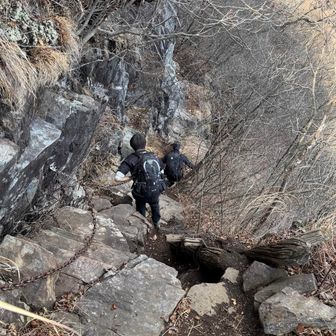 さて下山。山頂直下は「逆層」の岩場が続きます。
谷側に傾斜し、滑りやすく、下りは特に慎重に💦