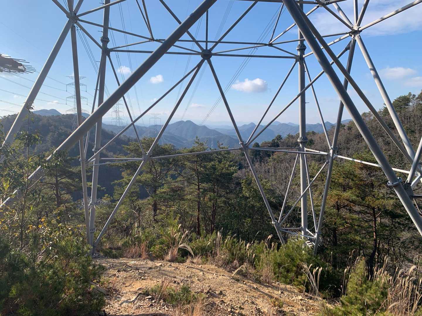 沢から離れ右に山に登って来て、
鉄塔に着いた。見晴らし良し👍
