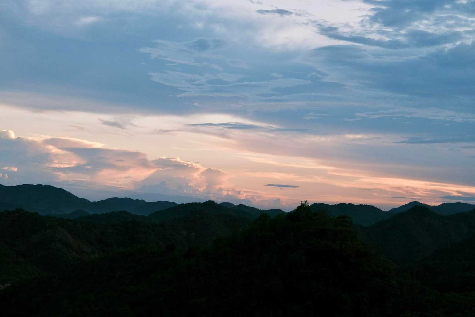南の空は雲多め
