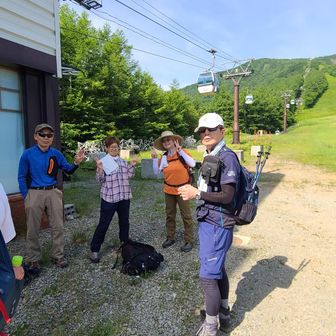 雲ひとつない天気。さあ、ロープウェイに乗り山登りに行きましょう。それにしても、朝早いにもかかわらず登山者が多く、人気の山であることが伺えます😊