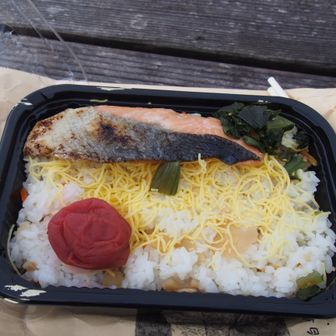 五竜荘でいただいたお弁当。骨無し鮭！