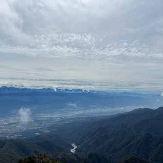 烏帽子岩に登って大休憩
南アルプス方面から雲が広がり始めた