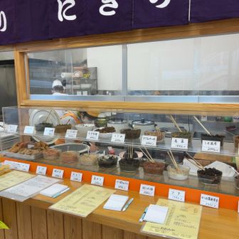 禾生駅付近にコンビニはなさそう。
でもすぐ近くの交差点に「おむすびのおおみや 禾生店」があります🍙
早朝から営業しているみたい。

注文したい時は紙に書いて、店員さんに渡す流れ。
その場でおにぎり握ってくれます✨
先客がいることもあるので、時間にかなり余裕がある時が良さそうです。