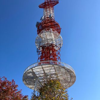 山頂に電波塔がある