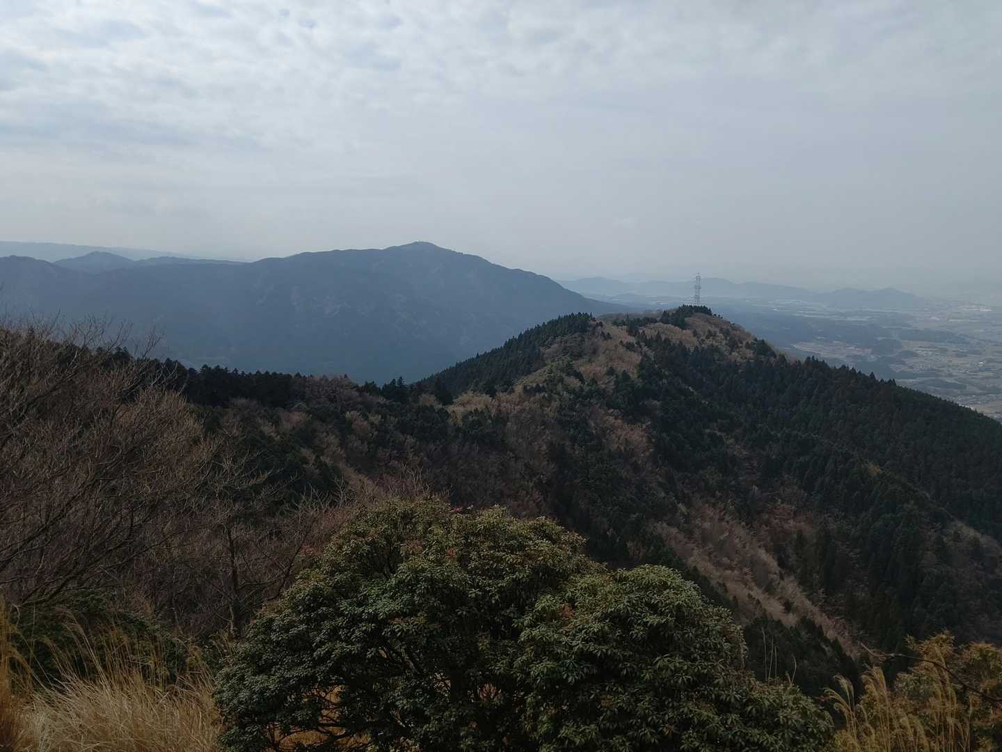 手前の鉄塔の山は鈴鹿50名山の旗山
奥は人気のお山の霊山
どちらもまだ未踏です😃