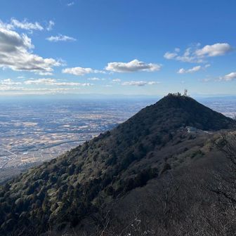 女体山から男体山を望む。