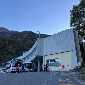 ヘロヘロになって扇沢駅到着。
慣れない靴で足が痛い。
なんとか最終バス一本前に間に合いそう。
切符売り場で2000円の切符購入。
17:05のバスだって。
行列してるのは長野行きのバスで、みんな新幹線で帰るんだ。