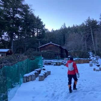 十文字小屋に到着
寒い中で、きのこうどんの看板に目を惹かれたが、当然小屋はしまってます😂
小屋の軒下で一休み。