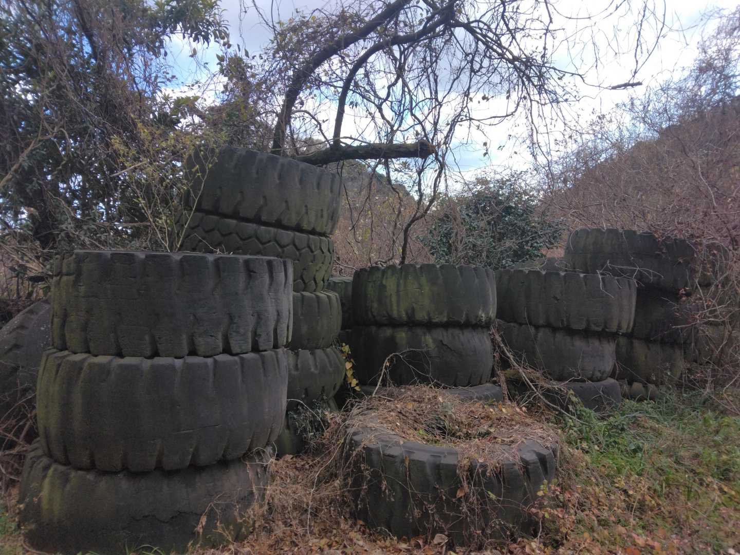 重機の古タイヤがあります