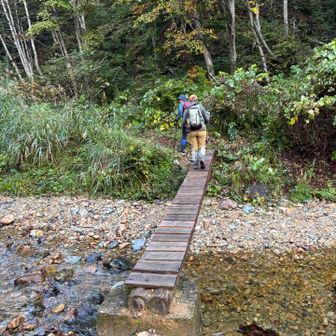 橋を渡って登山開始