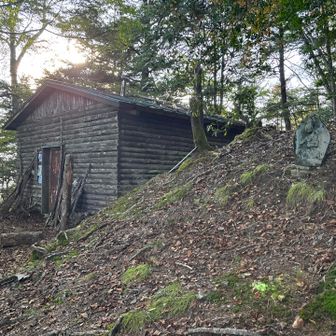 白泰山避難小屋
近くにあるのぞき岩がビュースポット