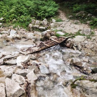 カモシカ台から更に下りこの橋を渡って駐車場からの山道へ。お疲れ山！でした