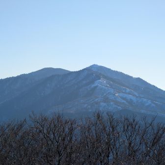 振り返ると奥に武奈ヶ岳