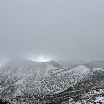 1900峰に戻ってきた。朝日岳と茶臼岳も雲に。
