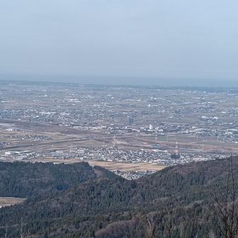 堺平野の大展望。右の金津、丸岡方面。