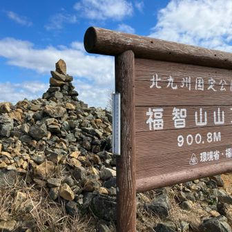 山頂。石造りの小さな祠もあります。