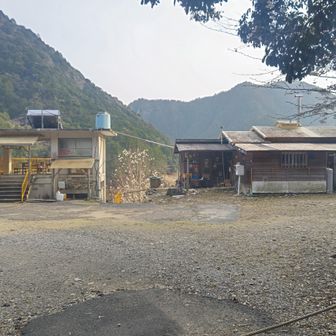 携帯は圏外...だったっけ？周りにコンビニどころか民家すらないキャンプ場。
元々はネット投稿禁止という閉鎖的なキャンプ場。その後経営者が変わってから強制わいせつや盗撮事件起こしたとかでまともに情報が出てこない...。
でもいくつかテントは立ってました。確かに静かに過ごしたい人には良い立地なんだよなあ。