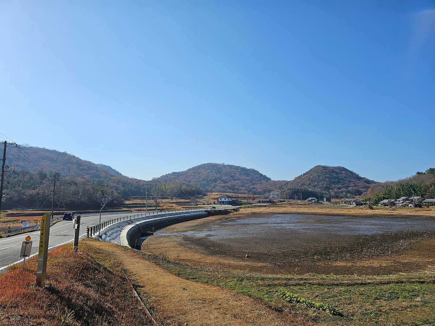 田園地帯から振り返る稜線