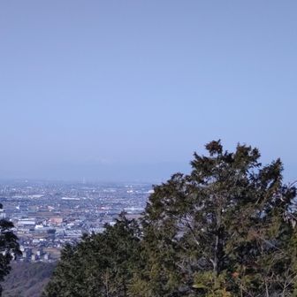 遠くに伊吹山がうっすらと見えました