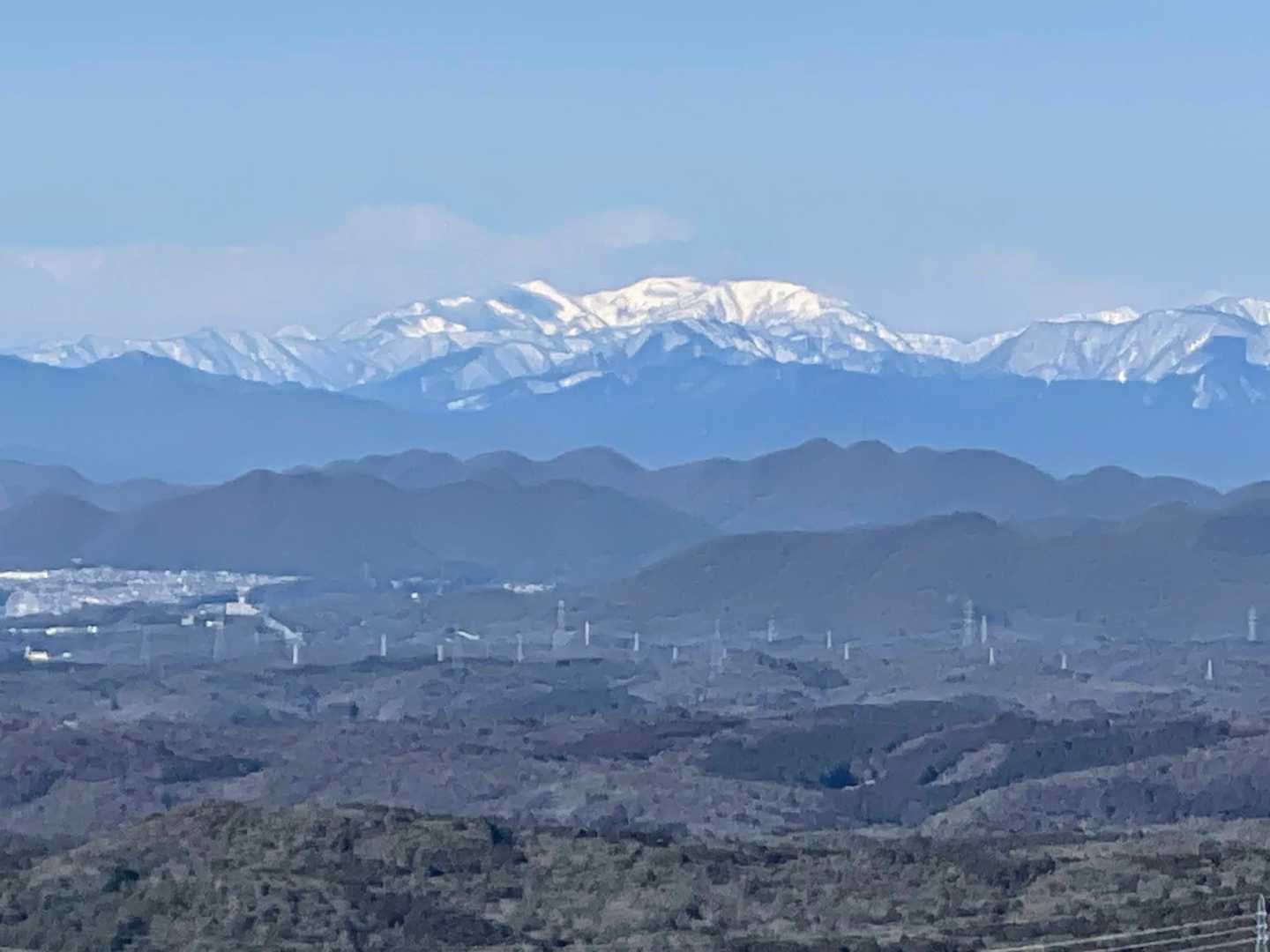 北を望めば、各務原アルプス奥に能郷白山。 
