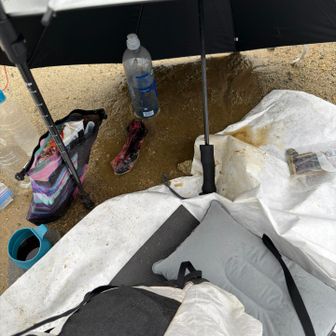豪雨きてシェルターの中に川が流れ始める。岩を使って流れを変える。ビーバーはとても重要な準備だと思った。あとで周りのテント見るとみんな岩で雨の水が流れる場所を確保しており学びになった。DCFの装備でことなきを得る。
