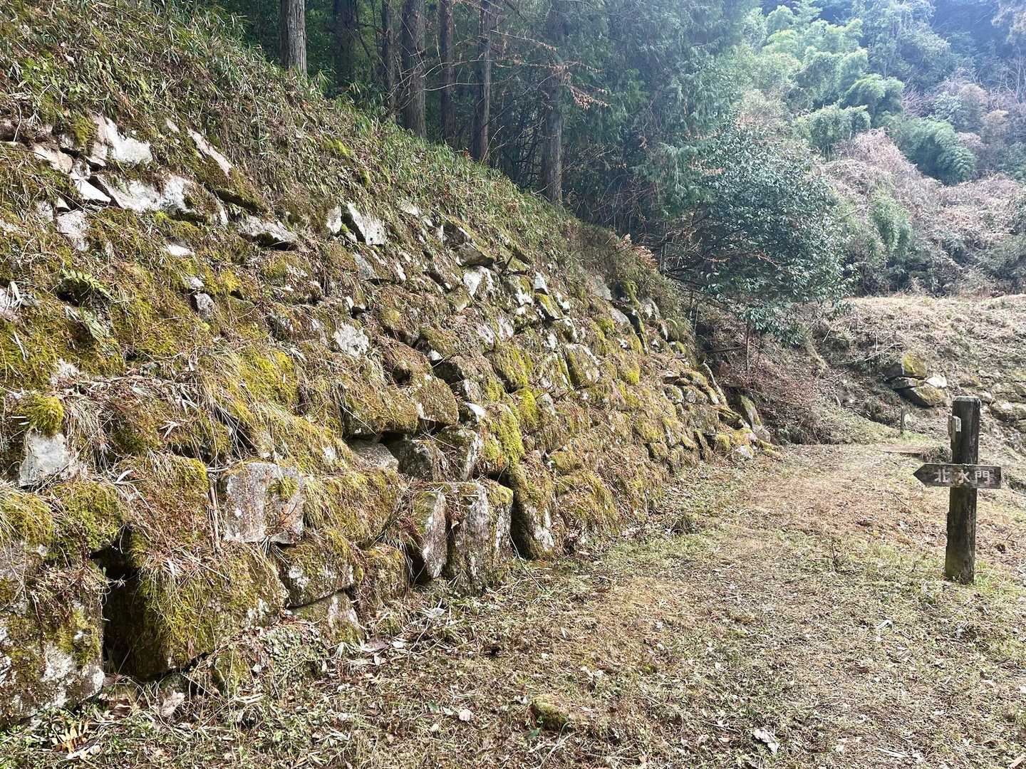 岩城山は山城跡地であり、ベルト状に石を積まれた跡が残ってる🪨
ここは北水門跡