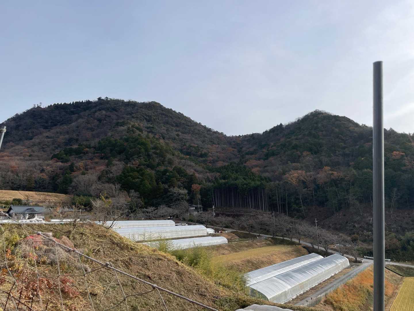 左側が羽束山、右側が甚五郎山です