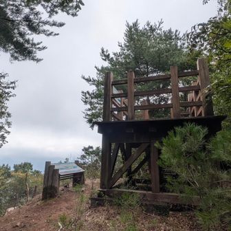 山頂手前の展望台
由布岳が望めるようですが、今日は残念😓