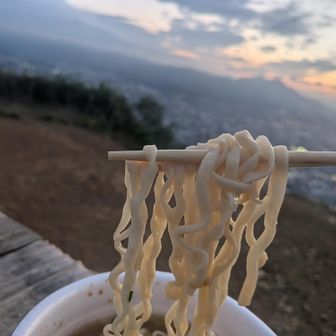 5分後出来上がり〜
やけどはしない程度に熱さもあり、少し固めではあるものの、ちゃんと出来上がったので合格点🙆❗
コーヒーはベスト温度で美味しく飲めた❗
さすがサーモス👍

専用ポーチに入れたりすると、また保温状態は良くなるのかもね