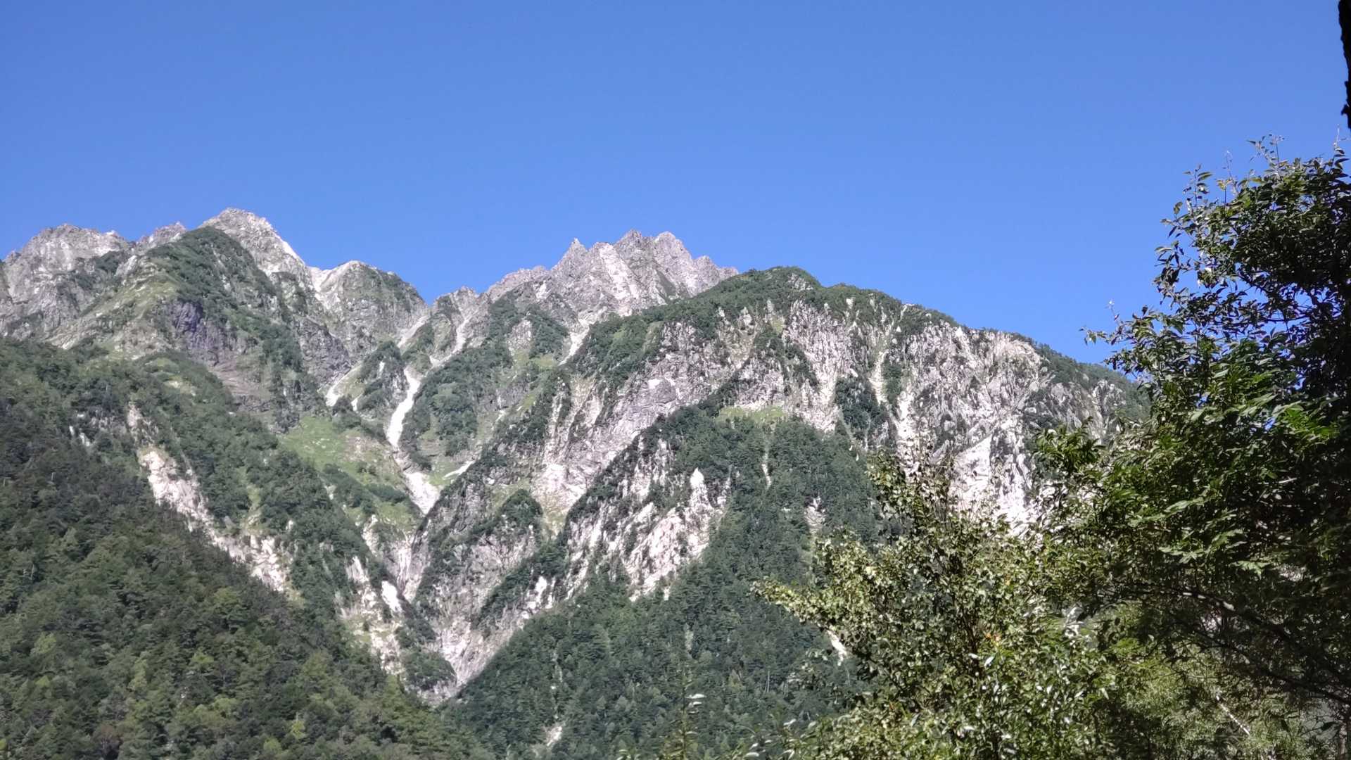 キレイ　何山か忘れた😅
右ギザギザは前穂高岳　左は明神岳主峰?