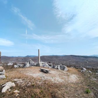 小剣山頂を振り返る