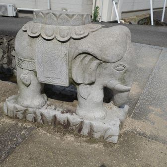 門前に向かい合うゾウなどここも個性的